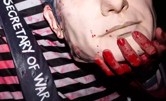 2026年4月25日，在華盛頓（Washington）華盛頓希爾頓酒店（Washington Hilton）外，一名示威者手持描繪彼得赫格塞斯（Pete Hegseth）頭像的道具，當時白宮記者協會晚宴（White House Correspondents Dinner）正在該酒店舉行。(美聯社圖片/Allison Robbert) AP圖片