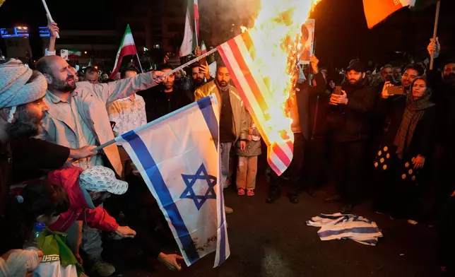 伊朗親政府示威者在德黑蘭伊斯蘭革命廣場聚集，焚燒美國及以色列國旗。此前，美國與以色列宣布達成兩周停火協議。攝於2026年4月8日周三。(美聯社圖片/Vahid Salemi) AP圖片