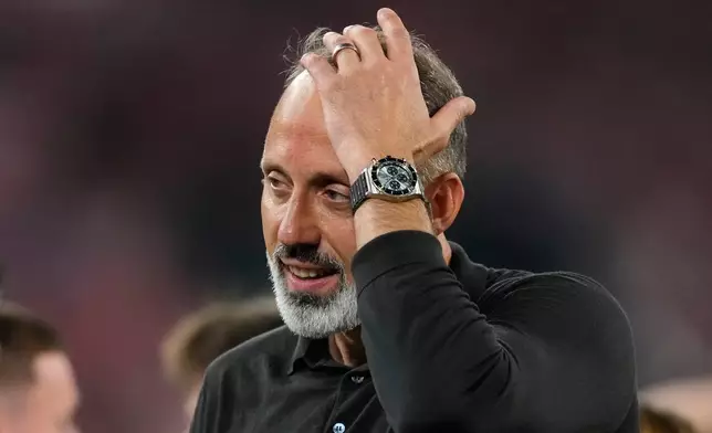 皇家蘇斯達主帥佩歷堅奴·馬達拉素在西班牙塞維利亞舉行的西班牙國王盃決賽中，對陣馬德里體育會的足球賽事獲勝後慶祝。攝於2026年4月18日周六。(美聯社圖片/Jose Breton) AP圖片