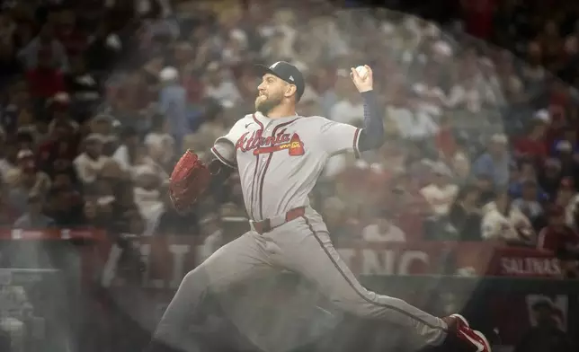 2026年4月7日周二，在加州阿納海姆（Anaheim），亞特蘭大勇士隊（Atlanta Braves）投手李（Dylan Lee）在對陣洛杉磯天使隊（Los Angeles Angels）的棒球比賽第六局中投球。(美聯社圖片/Ethan Swope) AP圖片