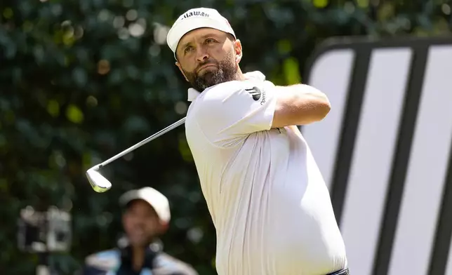 2026年4月16日周四，墨西哥瑙卡爾潘，Legion XIII隊長莊拿姆（Jon Rahm）在查普爾特佩克高爾夫俱樂部（Club de Golf Chapultepec）舉行的LIV高爾夫墨西哥城站首輪賽事中，於第16號發球台擊球。（Scott Taetsch/LIV Golf via 美聯社） AP圖片