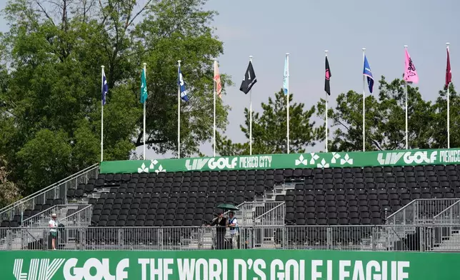 2026年4月16日周四，墨西哥城郊區瑙卡爾潘（Naucalpan）舉行的LIV高爾夫賽事首輪期間，球迷在第18洞等候球員。（美聯社圖片/Fernando Llano） AP圖片