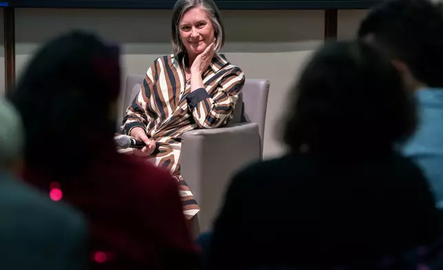 (美聯社圖片/米高菲利斯) 2026年4月14日，華盛頓，凱瑟琳威爾金森（Katharine Wilkinson）在美國大學（American University）就如何在氣候不確定性中生活發表演講。 AP圖片