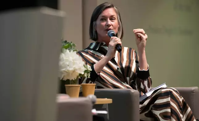 (美聯社圖片/米高菲利斯) 2026年4月14日，華盛頓，凱瑟琳威爾金森（Katharine Wilkinson）在美國大學（American University）就如何在氣候不確定性中生活發表演講。 AP圖片