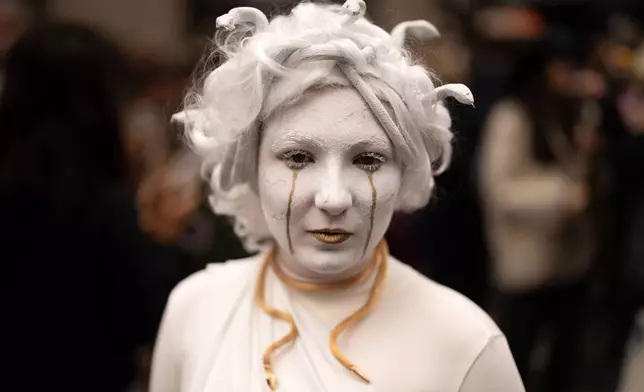 2026年4月5日周日，17歲的維奧拉艾默生（Viola Emerson）在紐約第五大道的復活節帽飾巡遊期間擺姿勢拍照。(美聯社圖片/Adam Gray) AP圖片