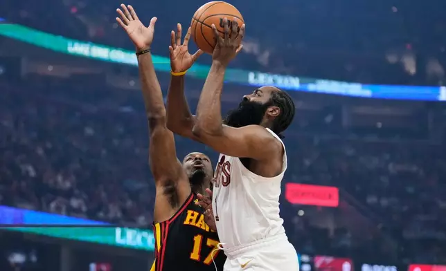 克里夫蘭騎士隊後衛占士夏登（右）在周三（2026年4月8日）於克里夫蘭舉行的一場NBA籃球賽上半場，面對阿特蘭大鷹隊前鋒奧涅卡奧孔武（17號）的防守下投籃。(美聯社圖片/Sue Ogrocki) AP圖片