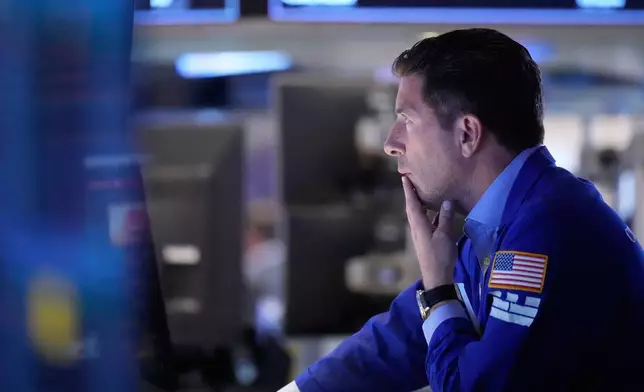 2026年4月13日周一，人們在紐約的紐約證券交易所工作。(美聯社圖片/Seth Wenig) AP圖片