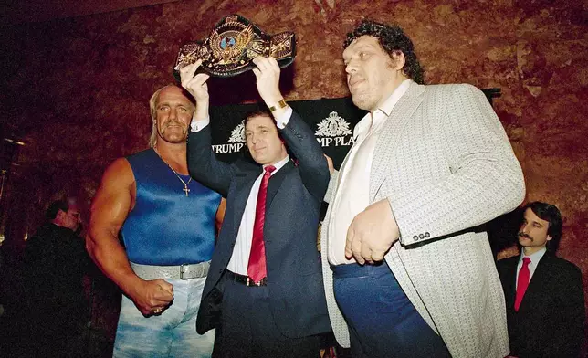 檔案圖片：1988年3月15日，在紐約一場新聞發布會上，地產發展商總統特朗普（Donald Trump）手持世界摔角聯盟冠軍腰帶，霍根（左）與巨人安德烈分列兩旁。(美聯社圖片/Susan Ragan) AP圖片