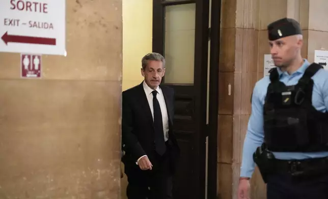 法國前總統薩爾科齊4月7日抵達法國巴黎上訴法院，就其涉及利比亞非法競選資金的定罪上訴案作證。(美聯社圖片/Thibault Camus) AP圖片