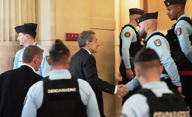 法國前總統薩爾科齊4月7日抵達法國巴黎上訴法院，就其涉及利比亞非法競選資金的定罪上訴案作證。(美聯社圖片/Thibault Camus) AP圖片