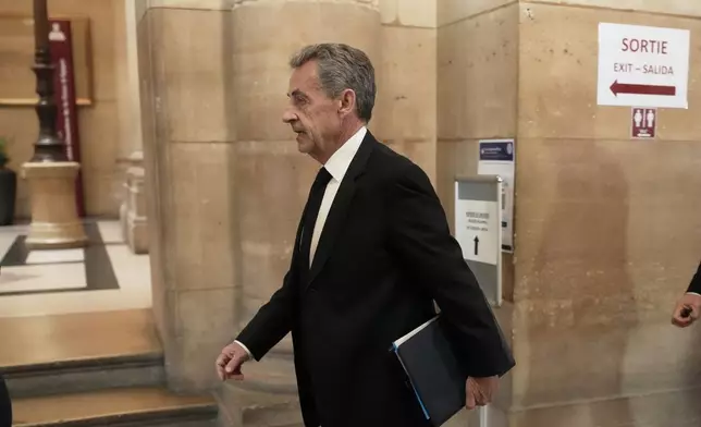 法國前總統薩爾科齊4月7日周二抵達法國巴黎上訴法院，就其涉及利比亞非法競選資金的定罪上訴案作證。(美聯社圖片/Thibault Camus) AP圖片