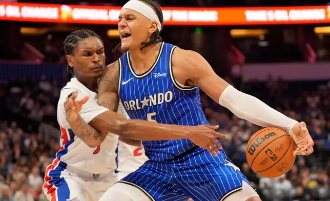 2026年4月6日周一，NBA籃球賽下半場，奧蘭多魔術隊前鋒保羅班捷羅（右）嘗試擺脫底特律活塞隊後衛奧薩爾湯普森（Ausar Thompson）的防守。攝於佛羅里達州奧蘭多市。（美聯社圖片/John Raoux） AP圖片