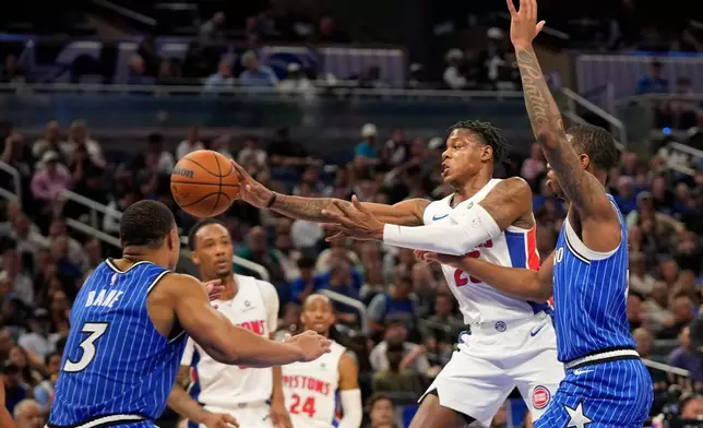 2026年4月6日周一，NBA籃球賽上半場，底特律活塞隊後衛馬庫斯薩瑟（Marcus Sasser）（中）在奧蘭多魔術隊後衛迪斯蒙班恩（3號）及前鋒賈馬爾凱恩（Jamal Cain）之間傳球。攝於佛羅里達州奧蘭多市。（美聯社圖片/John Raoux） AP圖片