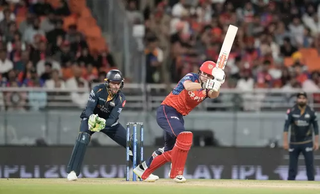 旁遮普國王隊的庫珀·干諾利在印度新昌迪加爾舉行的印度超級板球聯賽中，對陣古吉拉特泰坦隊的板球比賽期間擊球。攝於2026年3月31日周二。(美聯社圖片/Ashwini Bhatia) AP圖片