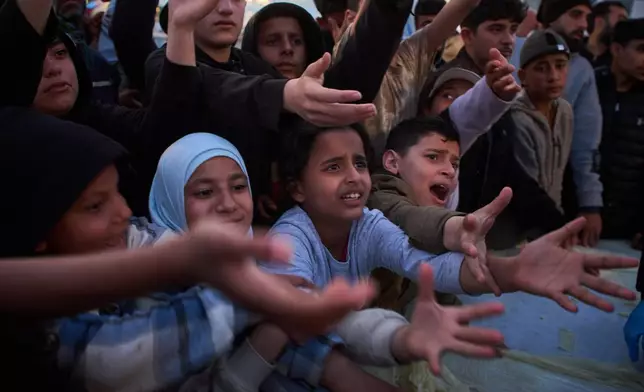 在黎巴嫩貝魯特（Beirut），流離失所者在帳篷旁等候領取捐贈食物。他們在黎巴嫩南部逃避以色列轟炸後，以帳篷作棲身之所。攝於2026年4月6日周一。(美聯社圖片/Emilio Morenatti) AP圖片