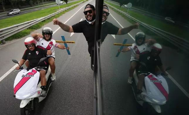 2026年4月19日（周日），阿根廷布宜諾斯艾利斯，河床（River Plate）球迷乘坐巴士，在電單車隊伍簇擁下前往球場，準備觀看阿根廷聯賽對小保加（Boca Juniors）的賽事。(美聯社圖片/Rodrigo Abd) AP圖片