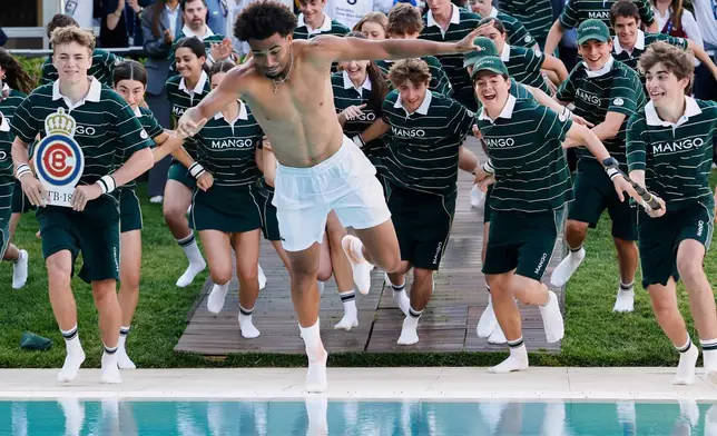 2026年4月19日周日，西班牙巴塞隆拿（Barcelona, Spain），法國選手阿瑟費斯（Arthur Fils）在ATP巴塞隆拿公開賽（ATP Barcelona Open）網球決賽中擊敗俄羅斯選手安德烈盧布列夫（Andrey Rublev）後跳入泳池慶祝。(美聯社圖片/Joan Monfort) AP圖片