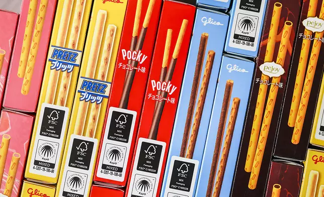 固力果旗下三大餅乾條系列：餅乾條口味豐富嘅百力滋、外層塗滿各種風味朱古力醬嘅Pocky，餅乾條包裹柔滑濃郁夾心醬嘅pejoy