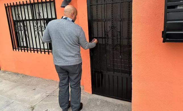 一名古巴男子因擔心報復而要求匿名向美聯社發言，他於2026年2月13日在墨西哥（Mexico）華雷斯城（Ciudad Juárez）適應生活。他去年同意從德州埃爾帕索（El Paso）的東蒙大拿營拘留中心自行遣返，他稱曾在那裡急切要求治療糖尿病和高血壓的藥物，但從未收到。(美聯社圖片/Morgan Lee) AP圖片