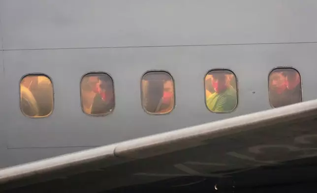 2025年7月18日，委內瑞拉馬伊克蒂亞（Maiquetia）的西蒙·玻利瓦爾國際機場（Simon Bolívar International Airport），數月前在總統特朗普政府的移民打擊行動下，被美國遣返薩爾瓦多（El Salvador）的移民抵達。(美聯社圖片/Ariana Cubillos) AP圖片