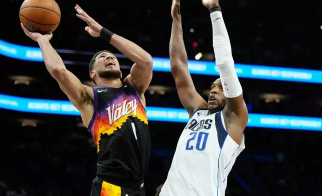 2026年4月8日周三，NBA籃球賽上半場，鳳凰城太陽隊後衛迪雲布加（1號）在達拉斯獨行俠隊前鋒基斯米杜頓（20號）防守下起手投籃。 (美聯社圖片/Ross D. Franklin) AP圖片