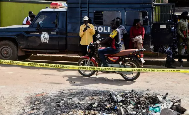 2026年4月2日周四，烏干達坎帕拉，一名男子在加巴幼兒發展計劃幼兒園持大刀襲擊，造成四名兒童死亡後，烏干達警員在現場。(美聯社圖片) AP圖片