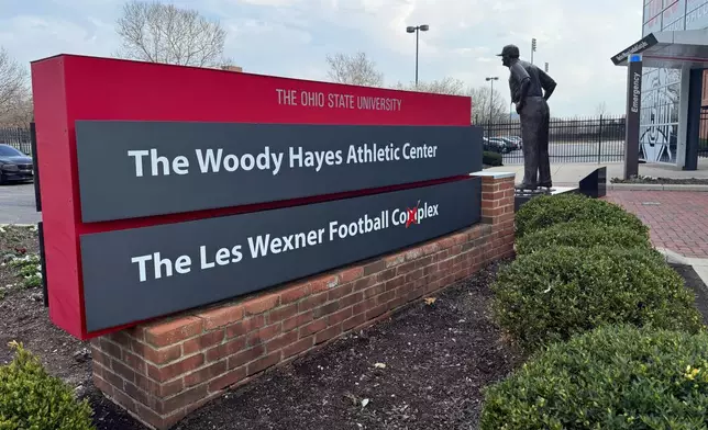 伍德海耶斯體育中心（Wood Hayes Athletic Center）萊斯韋克斯納足球中心（Les Wexner Football Complex）外的標誌。攝於2026年3月30日，周一，俄亥俄州哥倫布市。（美聯社圖片/Patrick Aftoora-Orsagos） AP圖片