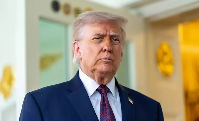 2026年4月13日周一，總統特朗普在華盛頓白宮橢圓形辦公室外與記者交談。(美聯社圖片/Alex Brandon) AP圖片