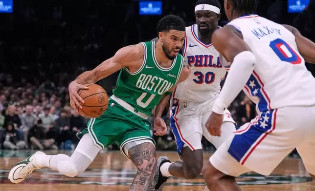波士頓塞爾特人隊前鋒祖蒙特泰譚（Jayson Tatum）（0號）在2026年4月21日周二於波士頓舉行的NBA季後賽首圈第二場比賽上半場，帶球突破費城76人隊中鋒阿登波拿（Adem Bona）（30號）。 (美聯社圖片/Charles Krupa) AP圖片