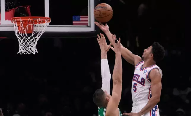 費城76人隊後衛昆頓格林斯（Quentin Grimes）（5號）在2026年4月21日周二於波士頓舉行的NBA季後賽首圈第二場比賽上半場，帶球突破波士頓塞爾特人隊中鋒尼古拉武錫域（Nikola Vucevic）（4號）。 (美聯社圖片/Charles Krupa) AP圖片