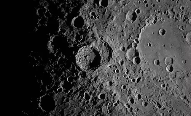 美國太空總署（NASA）圖片顯示，2026年4月6日周一，阿提米絲2號（Artemis II）任務成員在月球飛越期間，拍攝到月球上的瓦維洛夫環形山（Vavilov Crater）。(美聯社圖片/NASA) AP圖片