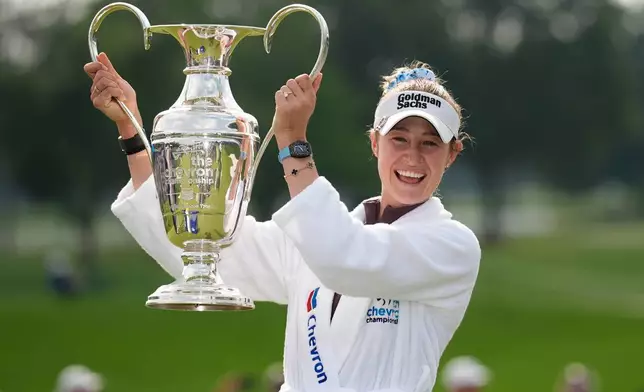 歌達（Nelly Korda）在侯斯頓贏得雪佛龍錦標賽（Chevron Championship）美國女子職業高爾夫協會（LPGA）高爾夫球賽後手持獎盃。攝於2026年4月26日周日。(美聯社圖片/David J. Phillip) AP圖片