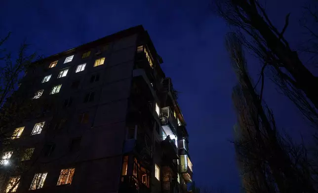 救援人員清理烏克蘭基輔一個住宅區遭俄軍襲擊後損毀房屋的瓦礫，攝於2026年4月16日周四。(美聯社圖片/Evgeniy Maloletka) AP圖片