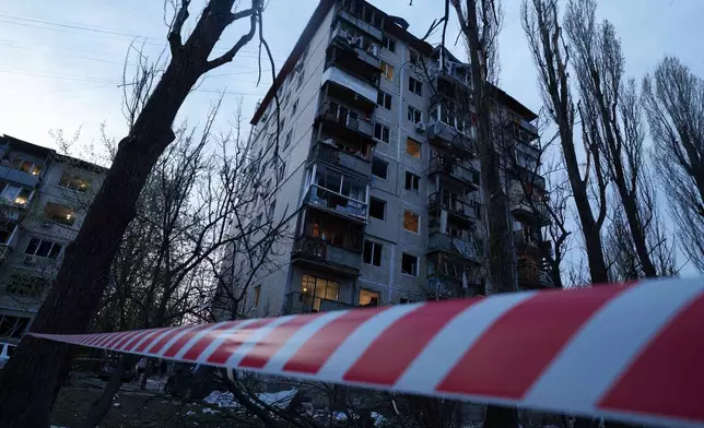 烏克蘭基輔一個住宅區遭俄軍襲擊後，一間房屋損毀，攝於2026年4月16日周四。(美聯社圖片/Evgeniy Maloletka) AP圖片