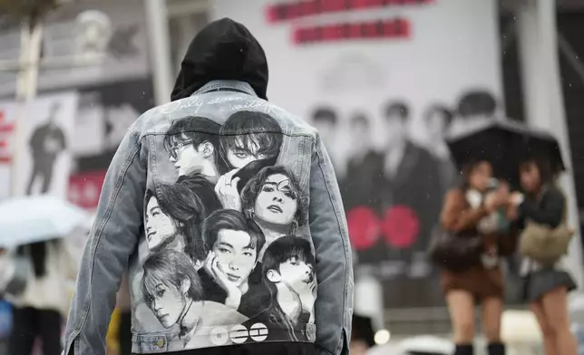 2026年4月9日周四，一名BTS的歌迷，抵達高陽市BTS世界巡演的場地外。（美聯社圖片/Lee Jin-man） AP圖片