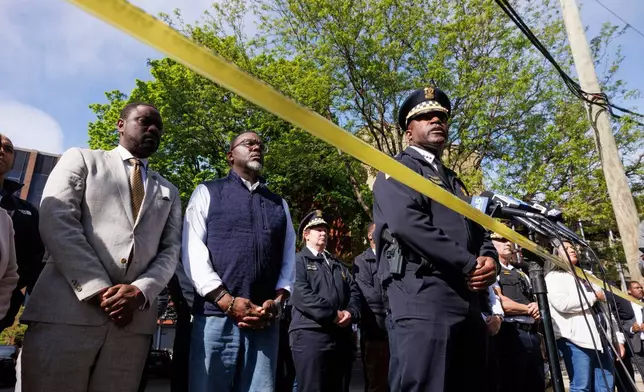 2026年4月25日（周六），芝加哥湖景區伊利諾伊共濟會醫院高級護理中心（Illinois Masonic Hospital Advance Care）外，芝加哥總警司拉里史奈林（Larry Snelling）在槍擊案後向媒體發表講話。(美聯社圖片/Anthony Vazquez/Chicago Sun-Times) AP圖片