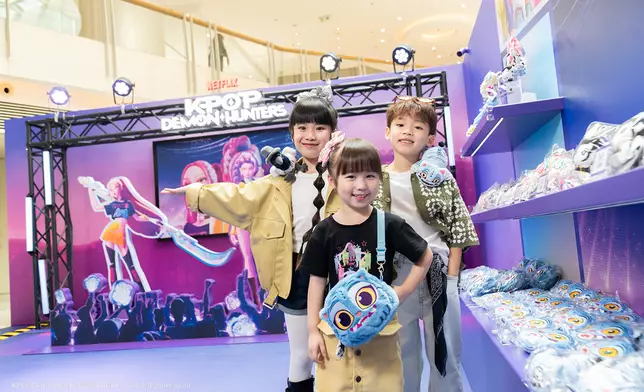 以HUNTR_X演唱會舞台為靈感，呼應動畫中的獵魔元素