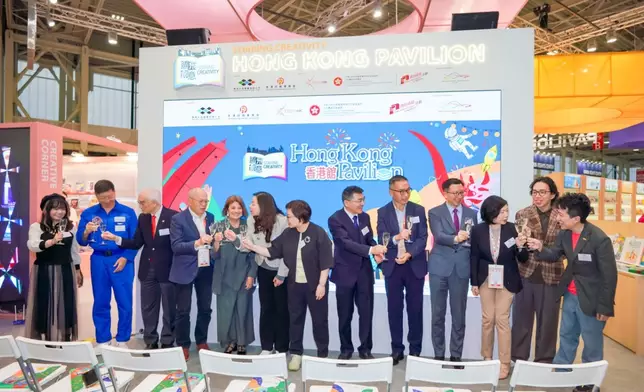 各嘉賓在「香港館」開幕儀式上進行祝酒儀式。