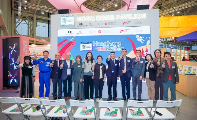 各嘉賓在「香港館」開幕儀式上進行祝酒儀式。