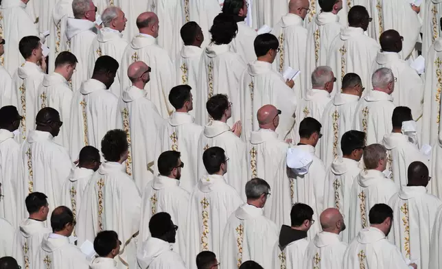 2026年4月5日周日，教宗利奧十四世在梵蒂岡聖伯多祿廣場主持復活節彌撒，神職人員隨行。(美聯社圖片/Alessandra Tarantino) AP圖片