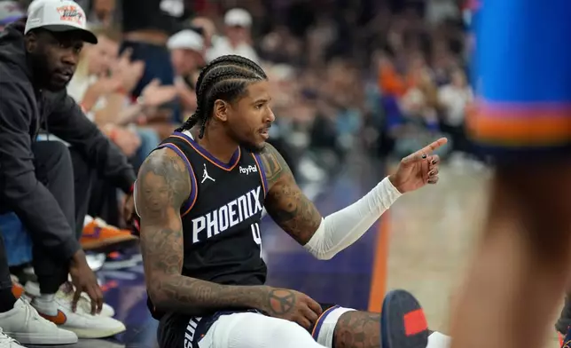 2026年4月25日周六，NBA季後賽首圈系列賽第三場上半場，鳳凰城太陽隊後衛傑倫·格林（Jalen Green）在被犯規後命中三分球，興奮慶祝。（美聯社圖片/Ross D. Franklin） AP圖片