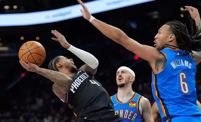 2026年4月25日周六，NBA季後賽首圈系列賽第三場上半場，鳳凰城太陽隊後衛傑倫·格林（Jalen Green）（4號）嘗試在奧克拉荷馬城雷霆隊後衛阿歷士·卡路素（Alex Caruso）及雷霆隊前鋒傑林·威廉斯（Jaylin Williams）（6號）的防守下起手投籃。（美聯社圖片/Ross D. Franklin） AP圖片