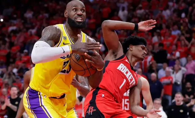 洛杉磯湖人隊前鋒勒邦占士（LeBron James）（左）在2026年4月24日周五於侯斯頓舉行的NBA季後賽首圈系列賽第三場下半場，從侯斯頓火箭隊後衛艾文湯遜（Amen Thompson）（1號）手中搶得籃板後，立即示意暫停。（美聯社圖片/Michael Wyke） AP圖片