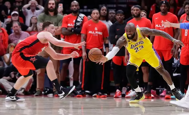 洛杉磯湖人隊前鋒勒邦占士（LeBron James）（23號）在2026年4月24日周五於侯斯頓舉行的NBA季後賽首圈系列賽第三場下半場，在侯斯頓火箭隊中鋒阿爾佩倫申京（Alperen Sengun）（左）面前將球撥入界內。（美聯社圖片/Michael Wyke） AP圖片