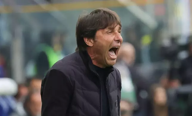 2026年4月12日周日，拿玻里主帥干地（Antonio Conte）在意大利帕爾馬舉行的意甲足球賽中叫喊。(Alberto Mariani/LaPresse via 美聯社圖片) AP圖片
