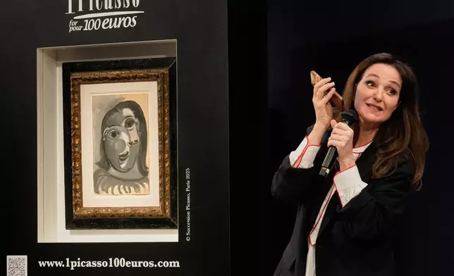 右為「100歐元贏畢加索」創辦人佩里·科欽（Peri Cochin），她在巴黎佳士得（Christie’s）拍賣行舉行的抽獎活動中，站在巴勃羅·畢加索（Pablo Picasso）於1941年繪製的畫作《女子頭像》（Head of a Woman）旁發言。是次抽獎於2026年4月14日周二舉行，旨在支持阿茲海默症研究。（美聯社圖片/Michel Euler） AP圖片