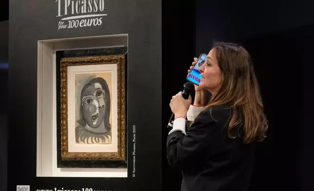 右為「100歐元贏畢加索」創辦人佩里·科欽（Peri Cochin），她在巴黎佳士得（Christie’s）拍賣行舉行的抽獎活動中，站在巴勃羅·畢加索（Pablo Picasso）於1941年繪製的畫作《女子頭像》（Head of a Woman）旁發言。是次抽獎於2026年4月14日周二舉行，旨在支持阿茲海默症研究。（美聯社圖片/Michel Euler） AP圖片
