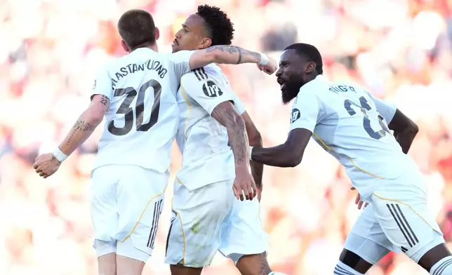 皇家馬德里球員馬斯坦圖安奴（Franco Mastantuono，左）、米列達奧（Eder Militao，中）及魯迪加（Antonio Rudiger）在西甲對陣馬略卡的比賽中慶祝入球。(美聯社圖片/Jose Breton) AP圖片