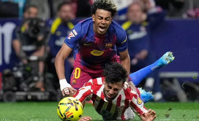 巴塞隆拿的山馬（Lamine Yamal，上）在西甲聯賽中被馬德里體育會的尼高干沙利斯（Nico Gonzalez）攔截犯規，後者領到第二張黃牌被逐離場。攝於2026年4月4日周六，西班牙馬德里。(美聯社圖片/Bernat Armangue) AP圖片