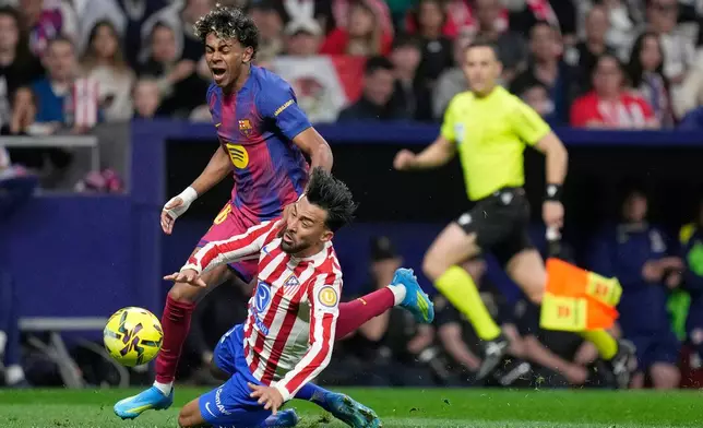 巴塞隆拿的山馬（Lamine Yamal，上）在西甲聯賽中被馬德里體育會的尼高干沙利斯（Nico Gonzalez）攔截犯規，後者領到第二張黃牌被逐離場。攝於2026年4月4日周六，西班牙馬德里。(美聯社圖片/Bernat Armangue) AP圖片